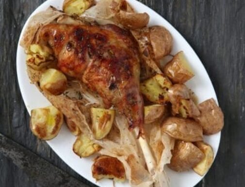 Un cordero halal entero, también conocido como canal de cordero halal, es la carne de un cordero sacrificado según los principios islámicos, garantizando no solo su calidad sino también su pureza. Este proceso asegura un sabor excepcional y una textura tierna, ideal para asar al horno. Elegir el mejor cordero halal significa optar por una carne fresca, certificada y respetuosa con las tradiciones, algo que los amantes de la buena cocina valoran profundamente.